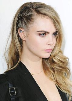 Cara Delevingne Hair, Hair Trends 2015, Rocker Hair, Rock Hairstyles, Side Braid Hairstyles, Straight Blonde Hair, Really Long Hair, Side Hairstyles, Penteado Cabelo Curto