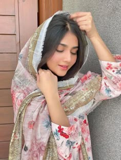 Poses With Dupatta On Head, Best Wallpapers For Girls, Dupatta On Head, Ladies Frock Design, Hijab Photography, Eid Photoshoot, Eid Photoshoot Ideas, Womens Trendy Dresses, Stylish Short Dresses