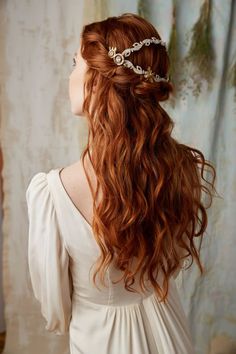 medieval times hair, wavy ginger hair, twisted like a crown at the top, decorated with a pearl and gold ornament, worn by woman in white, long-sleeved dress Uncomfortable Feelings, Old Fashioned Hairstyles, Hairstyles Female, Medieval Hairstyles, Bridal Hair Inspiration, Gold Hair Accessories, Crown Braid, Gold Hair, Ginger Hair