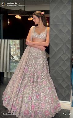 Reception Look Bridesmaid Indian, Reception Indian Outfit Guest, Wedding Lehenga Bridesmaid, Reception Lehenga Ideas, Lengha Wedding Guest, Poses On Lehenga Aesthetic, Desi Shaadi Outfits, Wedding Guest Lehenga Look, Lenghas For Wedding Guests