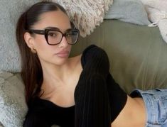 Sade Style, Selfie Inspo, 2000s Style, Black Glasses, Selfie Ideas Instagram, 90s Aesthetic, Foto Ideas Instagram, Instagram Photo Inspiration, Insta Photo Ideas