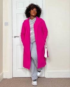 Winter outfit pink coat grey base, trendy grey and pink outfit 2022 fall idea Grey And Pink Outfit, Winter Outfit Pink, Outfit 2022, Grey Jacket, Outfit Pink, Pink Coat, Pink Outfit, Winter Looks, Winter Outfit