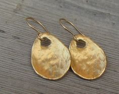 "Beautiful handmade organic shape discs swing from 14k gold filled ear wires. Perfect classic, chic everyday earrings. Facts: total length from top of ear wire: 1.3\" /3.2 cm dangle: 0.8\"/ 21 mm long You will receive the earrings in a gift box ready to be given as a gift. Your earrings may vary slightly from the ones in the picture. Each pair is handmade to order. Feel free to contact me for any custom request : http://www.etsy.com/convo_new.php?to_username=ravitschwartz More earrings: http://w Gold Disc Earrings, Earthy Earrings, Earring Simple, Chunky Gold Hoop Earrings, Soldering Jewelry, Gold Dangle Earrings, Gold Disc, Earrings Inspiration, Disc Earrings