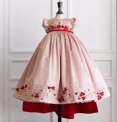 Smocking Fashion, Girls Occasion Dresses, Girls Designer Dresses, Bumbo, Cutwork Blouse Designs, Kids Frocks Design, Kids Dress Wear, Kids Dress Patterns