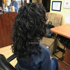 Black Curly Hair Layers, 2c Haircuts Medium, Curly Hair Cuts 2c, 2c Curly Hair Haircuts, 2c Haircut, 2c Curls, Curly Hair 2c, 2c 3a Hair, 3a Curly Hair