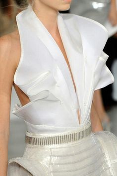 futuristic Fashion Detail Couture, Sculptural Fashion, Gianfranco Ferre, Couture Mode, Futuristic Fashion, Couture Details, Elie Saab, White Fashion