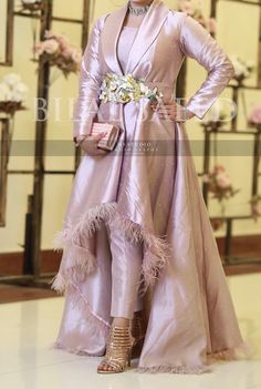 Tissue Cloth Dresses Pakistani, Sleeves Design For Gown, New Boutique Dress Design, Latest Party Wear Indowestern Dresses, New Designer Dresses Style, Designer Party Wear Dresses Classy, Gawon Design, Brides Sister, Latest Dress Design