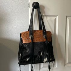 Smoke Free Pet Free Nwot Beautiful Bag Brown Saddle Bags With Leather Backing, Everyday Textured Leather Saddle Bag, Black Shoulder Bag With Leather Lining For Errands, Beautiful Bags, Leather Purse, Cowhide Leather, Leather Purses, Black And Brown, Shoulder Bags