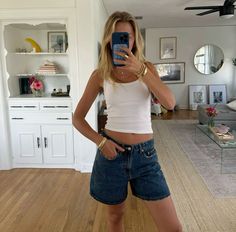 Casual summer outfit inspo Florida College Outfits, Vanilla Outfit, Denim Shorts Outfit Summer, Jean Shorts Outfit, Jean Short Outfits, Denim Shorts Outfit, The Nerve, Jeans Outfit Summer, Summer Shorts Outfits