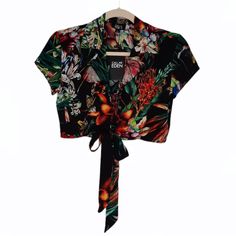 Lf Call Me Eden Nwt Women's Size Xs Tie Front Shrug Crop Top Black Multi Floral Short Sleeve Msrp $78 Cropped Lightweight V Neck Short Sleeve Viscose Machine Washable Fitted Tropical V-neck Top, Black Tropical Tops For Spring, Fitted Tropical Floral Print Top, Tropical Black Tops For Spring, Spring Tropical Black Top, Black Tropical Top With Floral Print, Black Floral Print Tropical Top, Black Tropical Floral Print Tops, Fitted Tropical Print Crop Top For Summer