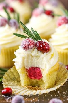 Want to make your own, super festive, Christmas cupcakes this year!? These creative dessert recipes will give you the inspiration you need to bake your own this holiday season! Chocolate Cupcakes Recipe, Sweety Pie, Moist Vanilla Cupcakes, Mascarpone Filling, White Chocolate Cupcakes, Boozy Cupcakes, Cranberry White Chocolate, Chocolate Thumbprint Cookies, Easy Chocolate Fudge