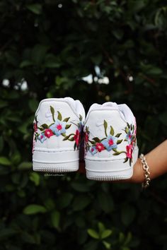 Embroidered flower and pink butterfly patch on White Air Force 1 Sneakers. Embroidered flower and butterfly patch Custom made-to-order sneaker. Brand new 100% authentic Nike AF1 Low with box! Free shipping within the US territory! Need a different color of sneakers? Let us know which color you're looking for and we'll find it for you. Have an idea for your embroidered flower patch custom sneakers? Please send us a message here. We'll get back to you within 48hrs! Pink Sneakers With Embroidered Logo For Spring, White Sneakers With Appliques For Summer, Casual Sneakers With 3d Embroidery For Spring, Casual Spring Sneakers With 3d Embroidery, Low-top Appliqued Sneakers For Spring, Spring Low-top Sneakers With Appliques, Low-top Sneakers With Appliques For Spring, Low-top Applique Sneakers For Spring, Spring Embroidered Sneakers For Streetwear