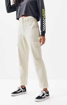 White Cargo Pants Outfit, Celana Kargo, Glitter Pants, Baggy Jeans Outfit, White Cargo Pants, Women Sweater