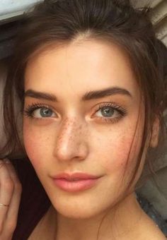 Jess Clement, Roman Nose, Jessica Clement, Superenge Jeans, Model Face, Hair Fashion, Pretty Face, Blue Eyes, Natural Makeup