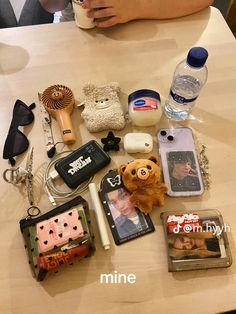 Mochila Kpop, Road Trip Bag, Trip Bag, Everyday Bag Essentials, School Bag Essentials, Backpack Essentials, Inside My Bag, Purse Essentials, Handbag Essentials