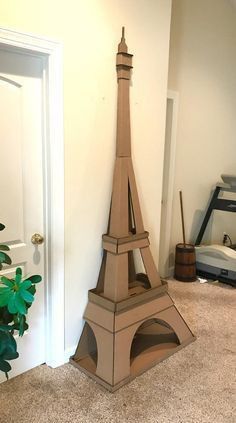 a cardboard model of the eiffel tower is shown in front of a door