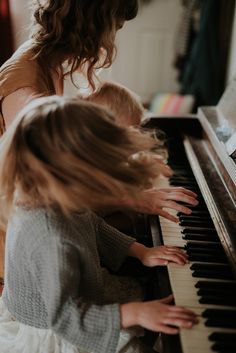 Piano Photoshoot, Family Photo Shoot Ideas, Photo Shoot Ideas, Family Photo Shoot, Family Photo Pose, Piano Player, Music School, Playing Piano, Shooting Photo