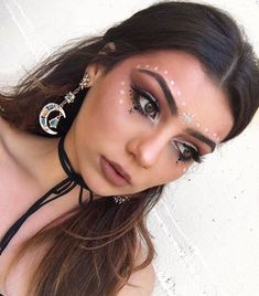 Festival makeup and festival looks, including festival glitter makeup, Coachella makeup, and more Music Festival Makeup, Hippie Makeup, Boho Makeup, Fest Outfits, Rave Makeup, Beauty Make-up