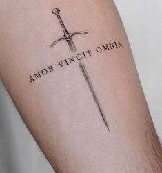 a tattoo on the arm that reads, armor vinct omnia