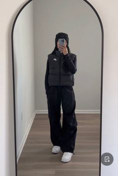 Cold Inspo Outfits, Cute Winter Outfits Boots, Trendy Outfits Streetwear, Amazon Warehouse Job Outfit, Outfit Inspo Cold Weather Aesthetic, Tiktok Outfits Aesthetic, Baggy Pants Winter Outfit, Winter Outfit Black Pants, Large Vest Outfit