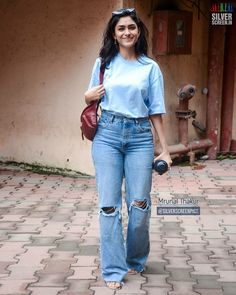 Wide Leg Jeans With Shirt Outfit, Mrunal Thakur Casual Outfits, Mrunal Thakur Jeans, Jeans T Shirt Women Outfit, Tshirt And Trousers Outfit Women, Jeans Top Ideas, Casual Trendy Outfits, Smart Casual Women Outfits, Jeans And T Shirt Outfit