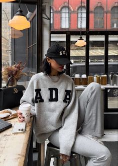 Flare Leggings Outfit, Oversized Sweatshirt Outfit, Loungewear Outfit, Errands Outfit, Tracksuit Outfit, Sweatshirt Aesthetic, Jumper Outfit, Sweatshirt Outfit, Athleisure Outfits