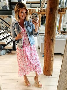 Casual Denim Jacket Outfit, Style A Denim Jacket, Gno Outfit, Living In Yellow, Sam Edelman Sandals, Denim Jacket Outfit, Casual Work Wear, Denim Jacket With Dress, Classic Denim Jacket