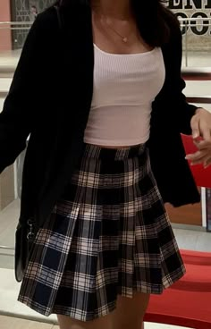 Black And White Plaid Skirt Outfit Ideas, Chequered Skirt Outfit, Checkered Skirt Outfit Black And White, Black Checkered Skirt Outfit, Checkered Mini Skirt Outfit, Goa Lookbook, Black And White Plaid Skirt Outfit, Black And White Skirt Outfit, Short Skirt And Top