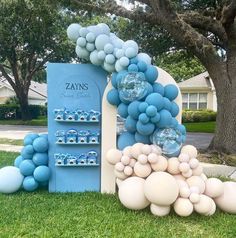 balloons are arranged in the shape of an arch