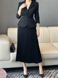 Midi Skirt Business Casual, Women Black Suit Outfit Classy, Black Elegant Outfit Classy Chic, Black Blazer Outfits For Women Classy, Rok Outfit, Elegant Clothing, Elegant Outfit Classy, Mode Chanel, Design Moda