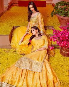 Abhinav Mishra, Haldi Ceremony Outfit, Haldi Dress, Mehndi Outfits, Bridesmaid Photoshoot, Sisters Photoshoot Poses, Indian Wedding Gowns, Mehndi Dresses, Indian Bridal Photos