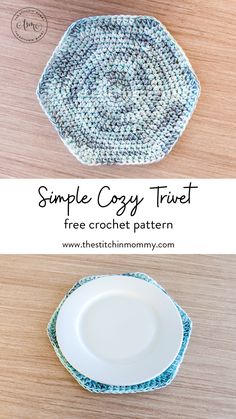 the simple crochet tray is made with two different colors