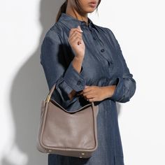 The Arcadia Agata got enveloping shapes, roomy and comfortable, the perfect item to wear for your daily outfits. Italian Leather Handbags, Small Tops, Daily Outfits, Italian Leather, Top Handle, Leather Handbags, Handles, Handbags, Leather