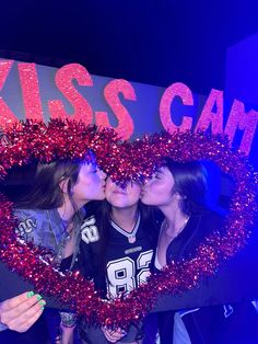 Kiss Cam Halloween, 16th Bday Party Ideas, 16th Birthday Themes, 16th Birthday Party Themes, 2000s Party Ideas Decoration, Cool Birthday Party Ideas, 17. Geburtstag, Kiss Cam