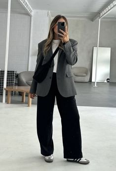 Female Blazer Outfit Casual, No Make Up Outfit, Blazer Outfits Fancy, Business Casual Sporty Outfits, Black Rollneck Outfits, Outfit Ideas With Black Blazer, Trouser And Boots Outfit, Smart Autumn Outfits, Oversize Work Outfit