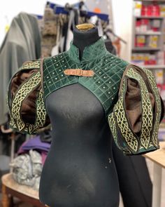 Lightly padded and studded shrug to give it a gambeson effect. The sleeves are balloon and embroidered with Celtic knots. The sleeves can be detached for too hot days. Perfect on a shirt, corset or armour! At the time of purchase you will be asked for some measurements: breast area shoulder width arm circumference neck circumference It is possible to make it in other colors! Write to us😊 Dress Hem Embroidery, Eastern European Clothing, Green Prince Aesthetic, Ren Faire Party Ideas, Fantasy Sewing Patterns, Fantasy Cardigan, Wizard Aesthetic Fashion, Dnd Fashion, Clothing Embellishments