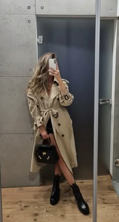 Burberry Coat Outfit, Stylish Winter Coats, Raincoat Outfit, Sheer Leggings, Coat For Men, Classic Style Outfits, Fashion Top Outfits