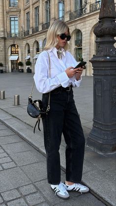 Black straight leg jeans with white button-up, scarf, and Adidas Samba Adidas Samba Outfit Women, Sambas Adidas Women Outfit, Outfit Minimalista