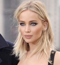 Celebrities With Short Blonde Hair, Julian Huff Hair, Face Frame Layers Medium Hair, Gala Makeup Looks Blue Eyes, Makeup Looks Lipstick, Pale Blonde Highlights, Gala Makeup, Mom Haircuts, Sultry Makeup