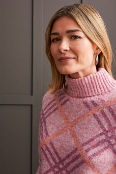 Embrace the cheer of chilly days with this vibrant sweater, boasting a cozy turtleneck design. Its relaxed fit, along with long sleeves featuring drop shoulders, offers laid-back comfort. The intarsia plaid pattern adds visual allure, while ribbed finishing at the collar, cuffs, and hem completes the look with a touch of refinement. Style: 5635O-4863-2870 Intarsia Sweater, Intarsia Patterns, Pull Rose, Hair Socks, Loungewear Shorts, Cooler Weather, Knitwear Cardigan, Sweaters Knitwear, Summer Cotton