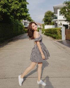 Pose With One Piece Dress, Cute Dress Poses Instagram, Short Frocks Poses, Poses In Knee Length Dress, Western Dresses Photo Poses, Maxi Dress Poses Photo Ideas, Short Frock Photo Poses, Standing Pose In Dress, Photos In One Piece Dress