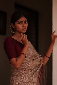 Tamil Saree, Alternative Fashion Grunge, Saree Photoshoot, Reference Pictures, Indian Aesthetic, Easy Trendy Outfits, Saree Look, Photography Women