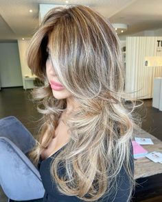 #highlights #brownhairbalayage #brunettestyle #blowout #curtainbangs Dark And Light Highlights Blonde Color, Blue Eye Hair Color, Platinum Blonde Highlights On Brown Hair, Hair Color For Hazel Eyes, Blonde Highlights Balayage, Boliage Hair, Short Hair Updos, Look And Find