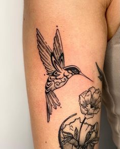 Blackwork Hummingbird Tattoo, Hummingbird Patchwork Tattoo, Humming Bird Traditional Tattoos, Bird Hip Tattoos Women, Japanese Ornamental Tattoo, Traditional Style Hummingbird Tattoo, Retro Tattoos For Women, Hummingbird Tattoo Traditional, American Traditional Hummingbird