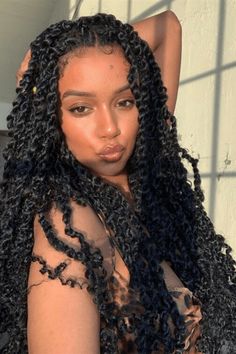 50+ Stunning Passion Twists Hairstyles    #passiontwist #passiontwists #protectivestyles #protectivestyle #protectivestylesfornaturalhair #braids #braidstyles #braidsgang #braidstyle #braidsfordays #naturalhairstyles Passion Twist Hairstyles, Passion Twists, Twist Braid Hairstyles, Box Braids Styling, Girls Braids, Penteado Cabelo Curto, Scene Hair, Wave Hair