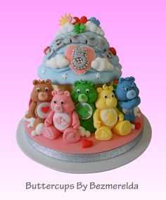 there is a cake with many different animals on it