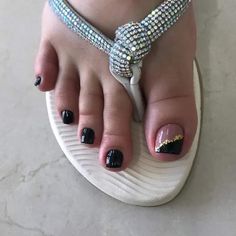 #unhas Mauve Nails, Gel Pedicure, Black Toes With Design, Gel Pedicure Ideas