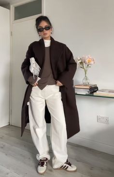 Brown Coat And Jeans Outfit, Brown Coat Street Style, Brown Coat Outfit Women, Corporate Colorful Outfits, Brown Sambas Outfits, Autumn 2024 Outfits Women, Brown Coat Outfit Winter, Brown Aesthetic Fall, Adidas Samba Outfits