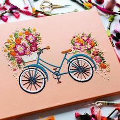 bordado russo bicicleta com cesta de flores Creative Embroidery Designs, Embroidered Canvas Art, Bantal Sofa, Diy Embroidery Patterns, Pola Sulam