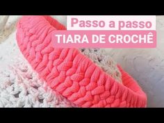 a pink and white crochet headband with the words passo a paso tia de croche